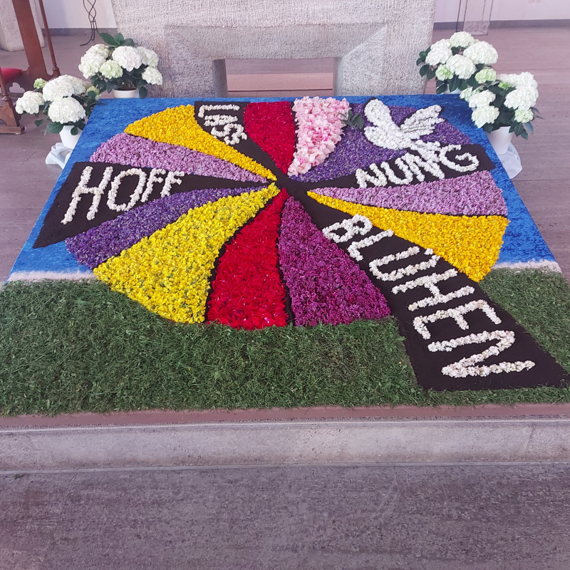 blumenteppich-an-fronleichnam-2021-se-haertsfeld-kochertal